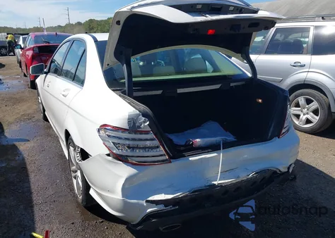 2013 Mercedes-Benz C 300 Sport 4Matic z USA, uszkodzony, nr VIN WDDGF8AB6DR278419